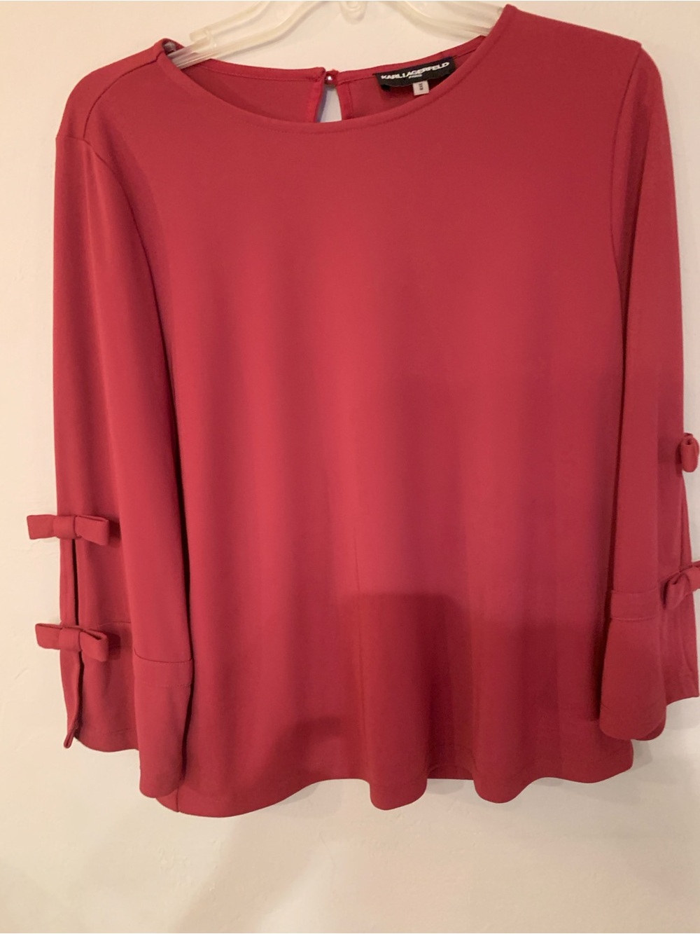 Karl Lagerfeld Rose Bow Sleeve Sleeve Pearl Accent Keyhole Back Blouse M no flaw